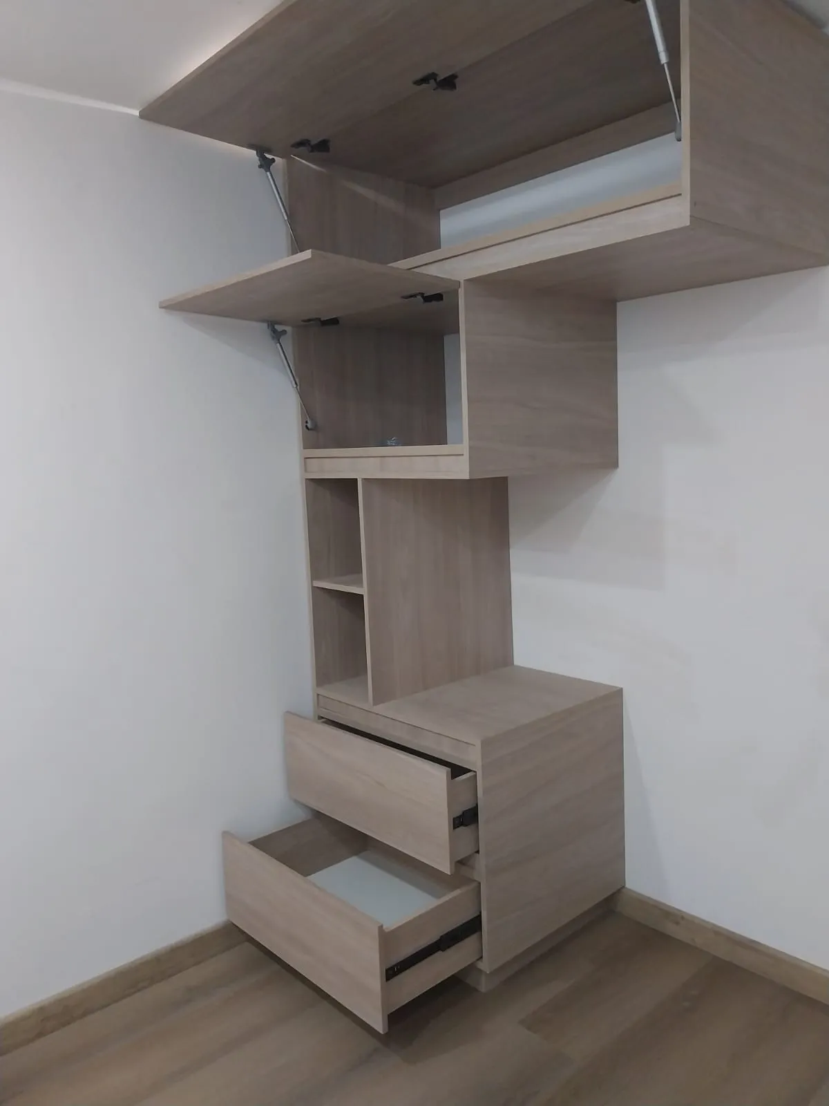 Closet interior organizado