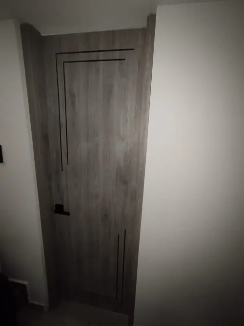 Puerta principal en madera - Carpintería Bogotá UNEC