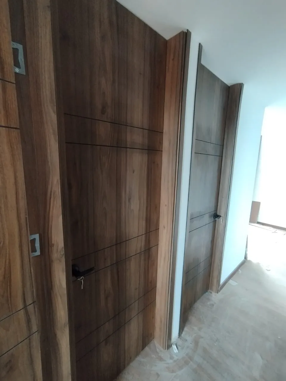Puerta doble en madera
