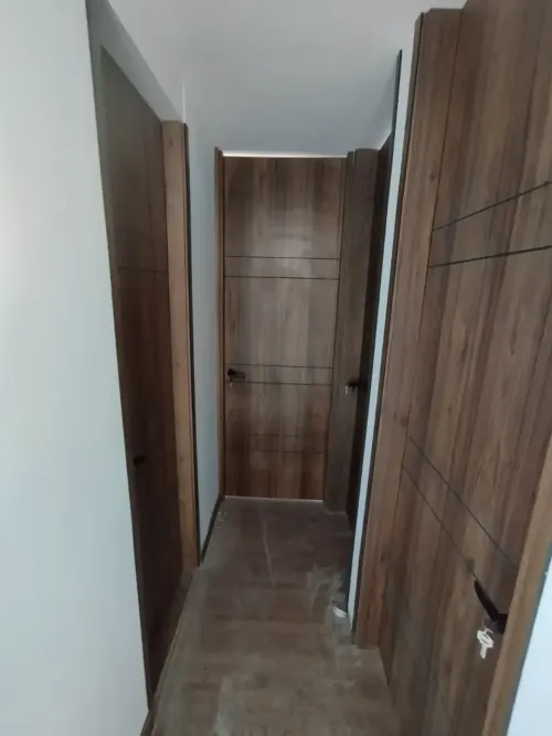 Puerta moderna en madera - Carpinteros UNEC Bogotá