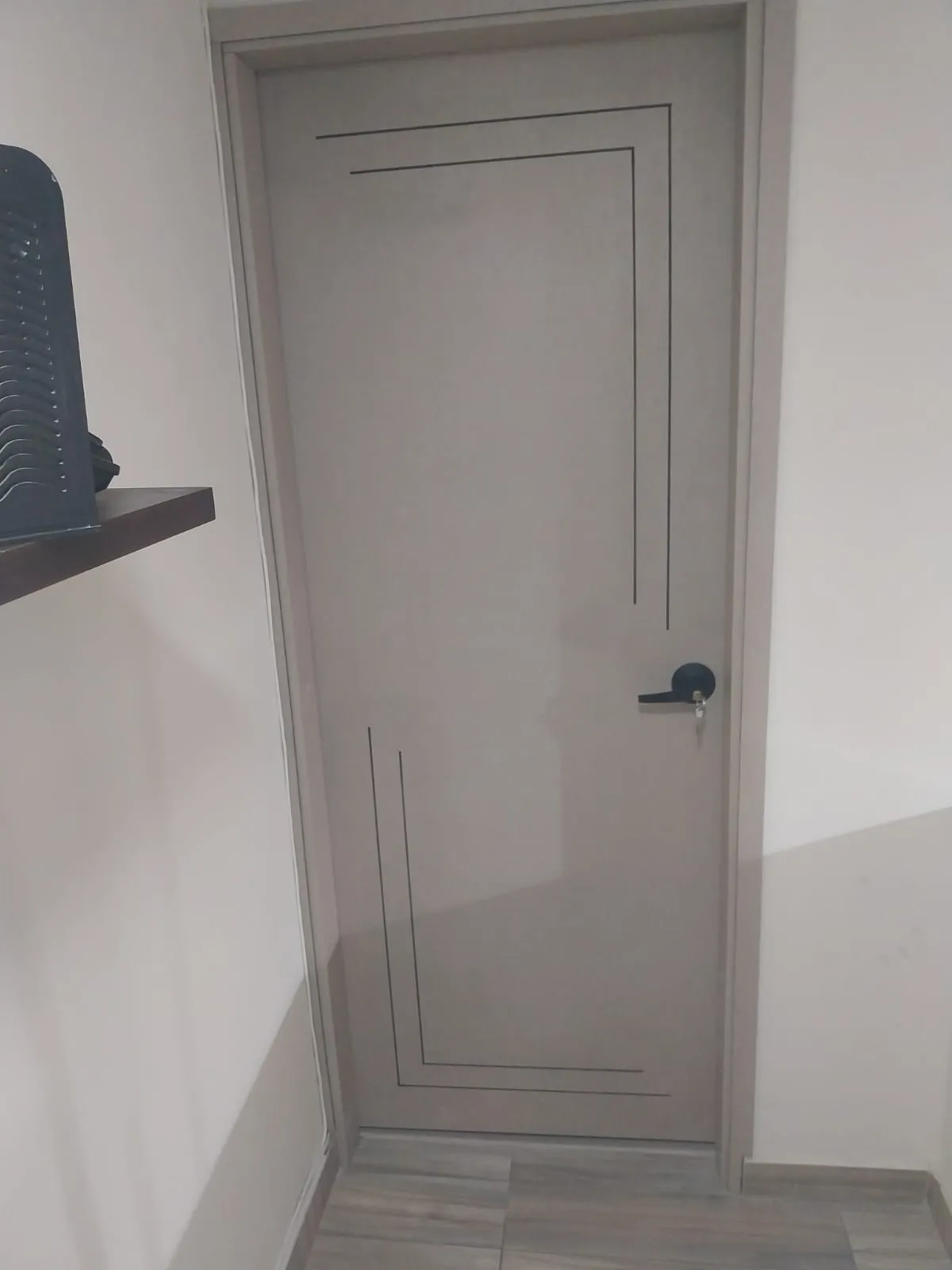 Puerta con marco tallado